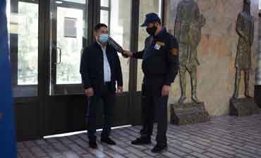 Работа охранника с металлоискателем 