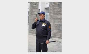 Охранник с рацией и дубинкой