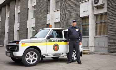 Охранник возле служебной машины ТОО «Охранная компания Ал Рус»