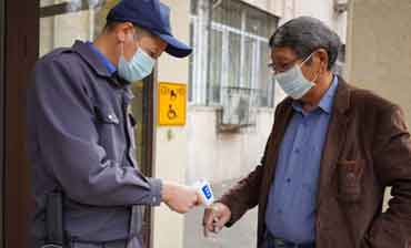 Замер температуры охранником