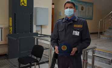 Охранник в защитной маске