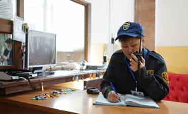 Охранник заполняет журнал приема посетителей